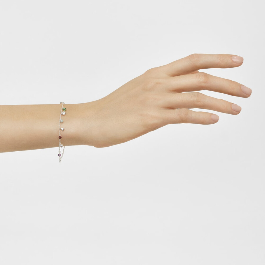 silbernes armband mit auffälligem motiv verziert mit edelsteinen und verzierungen