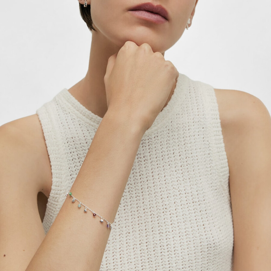 silbernes armband mit auffälligem motiv verziert mit edelsteinen und verzierungen