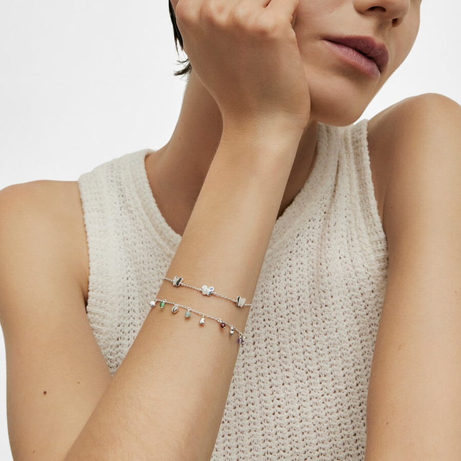 silbernes armband mit auffälligem motiv verziert mit edelsteinen und verzierungen