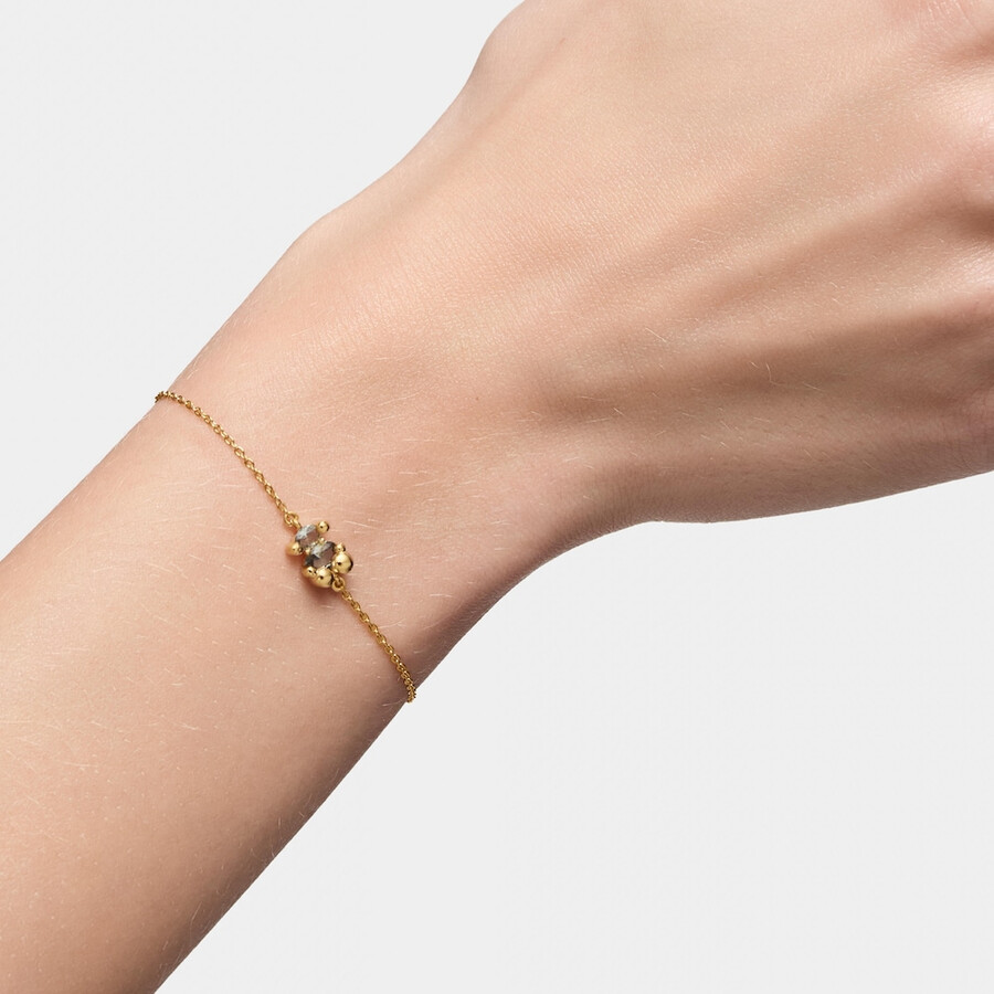 armband mit 8 mm breiter kette aus 18-karätig vergoldetem silber mit bärenmotiv und im labor gezüchtetem grünem spinell farbe bär lgg.