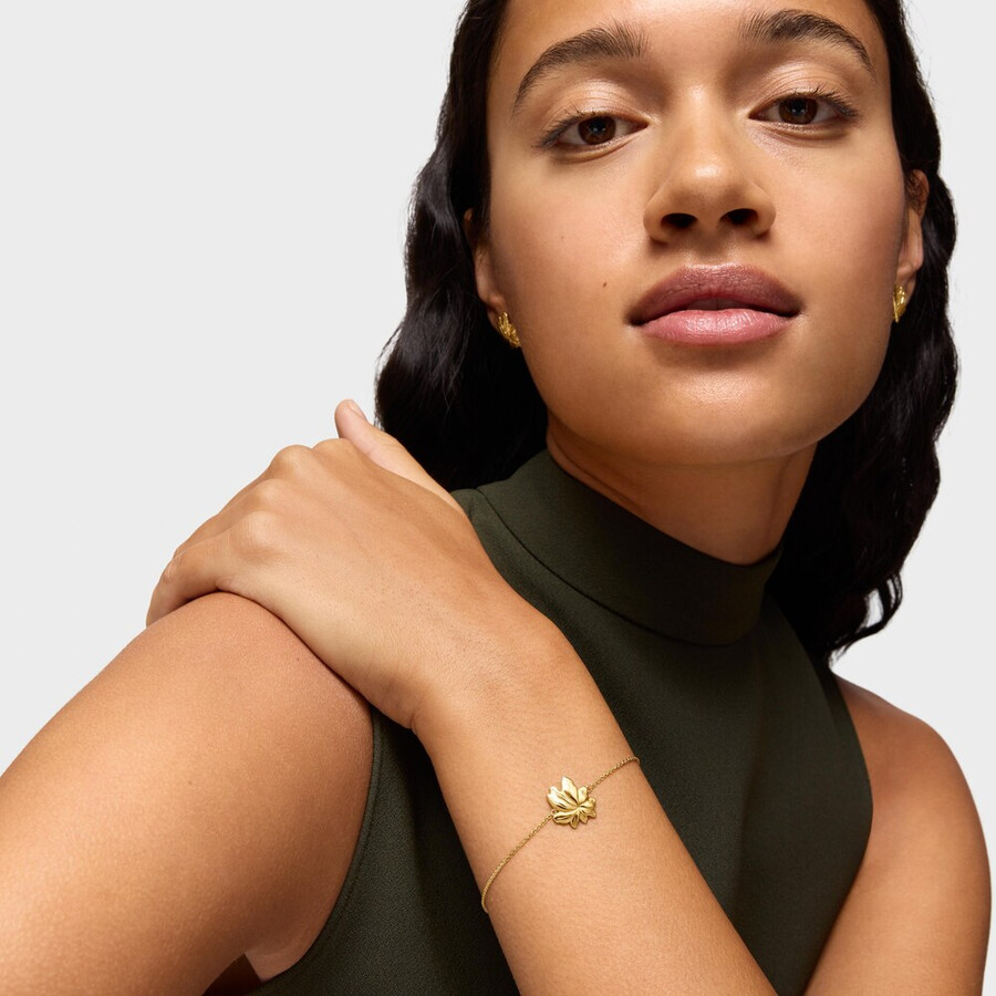 armband aus 18-karätigem gold über einer silberkette mit yagrumo-motiv