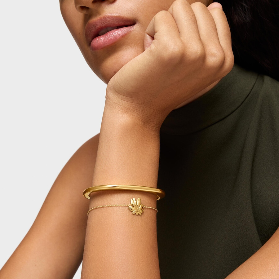 armband aus 18-karätigem gold über einer silberkette mit yagrumo-motiv