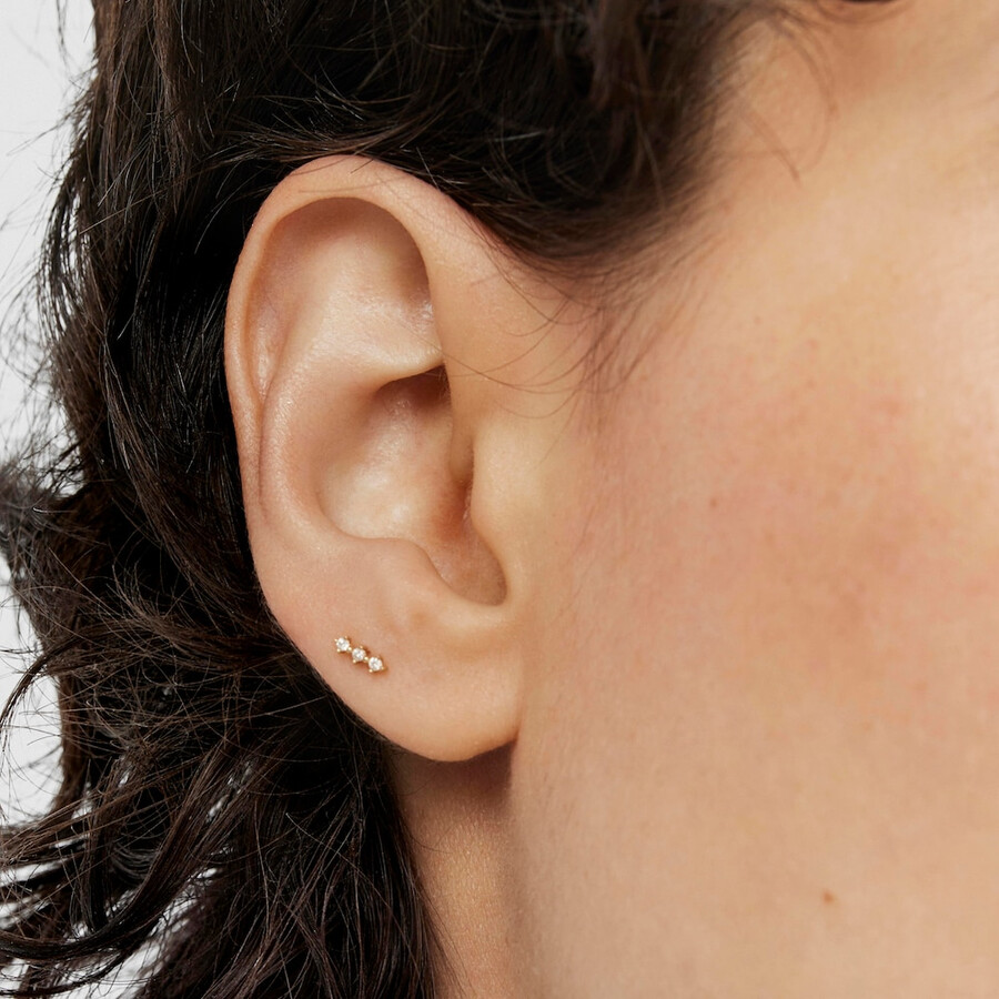 ohrpiercing mit goldstreifen und diamanten von les classiques