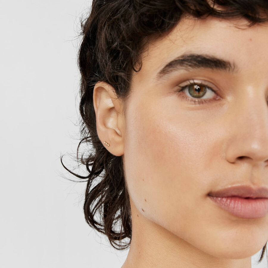 ohrpiercing mit goldstreifen und diamanten von les classiques