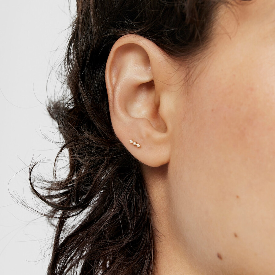 ohrpiercing mit goldstreifen und diamanten von les classiques