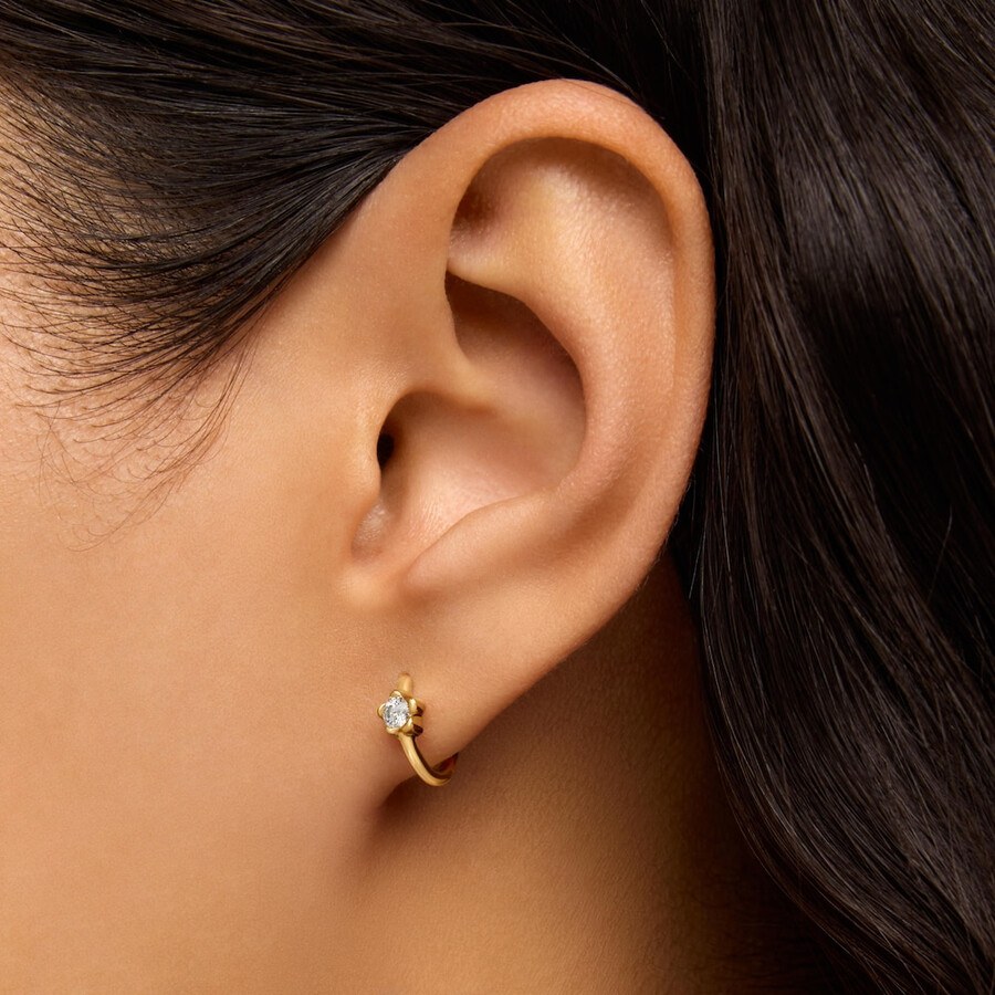goldene creolen mit im labor gezüchteten diamanten und blumenmotiv von tous lili