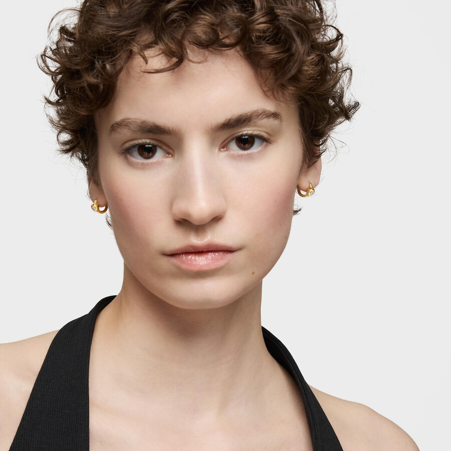 goldene creolen mit im labor gezüchteten diamanten und herzmotiv von tous lili