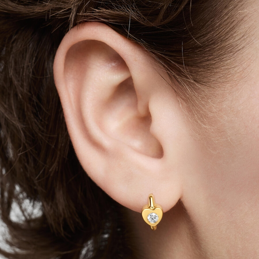 goldene creolen mit im labor gezüchteten diamanten und herzmotiv von tous lili