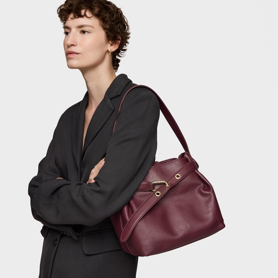 mittelgroße bordeauxrote schultertasche aus leder von tous hold