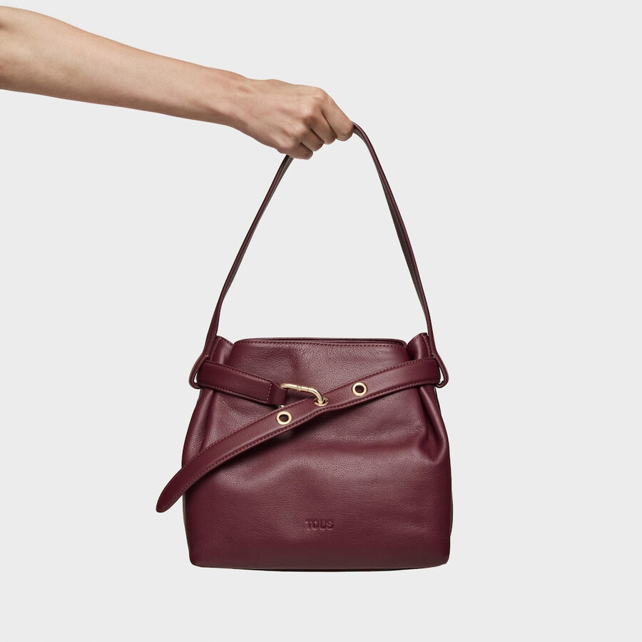 mittelgroße bordeauxrote schultertasche aus leder von tous hold