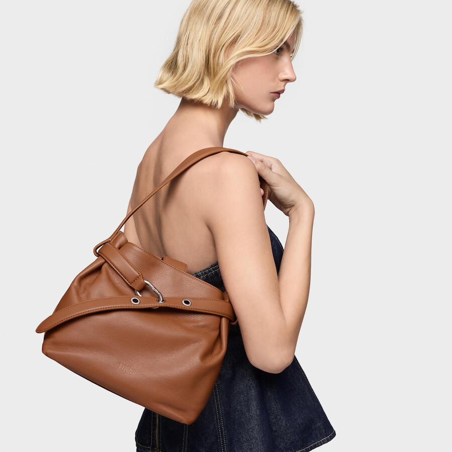 mittelgroße kamelfarbene leder-schultertasche tous hold
