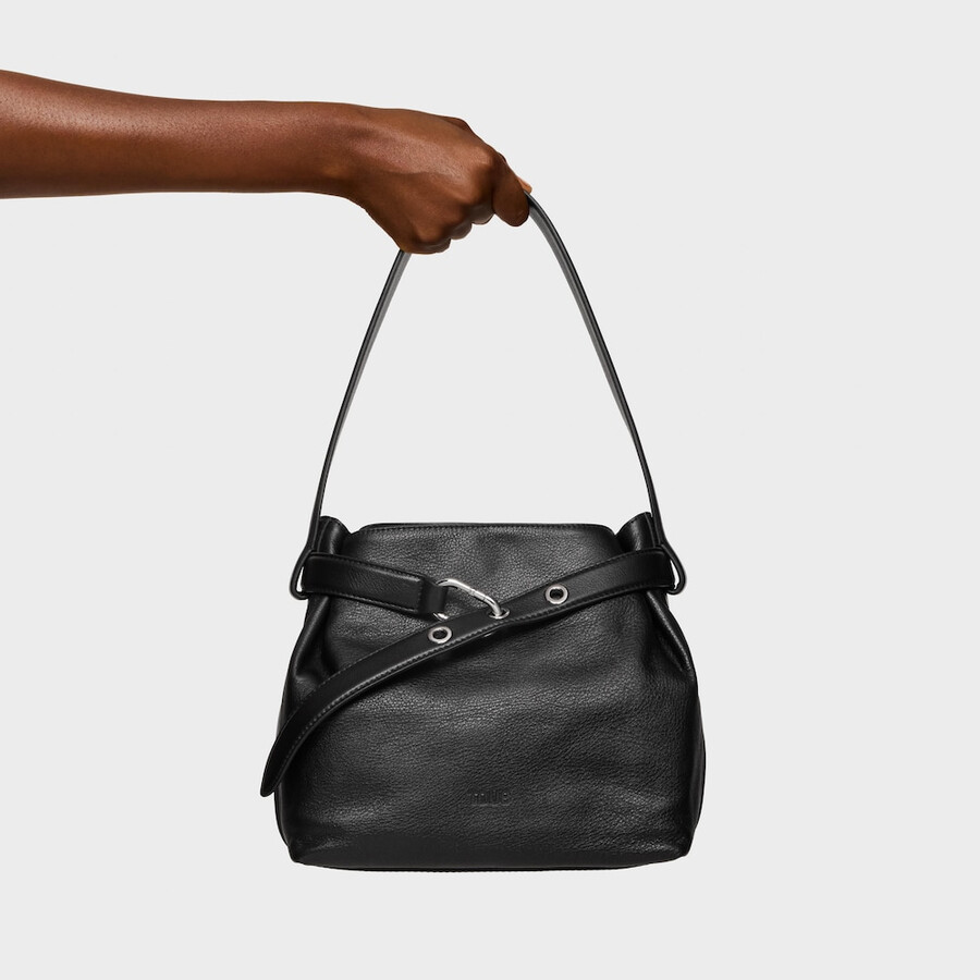 mittelgroße schwarze leder-schultertasche tous hold