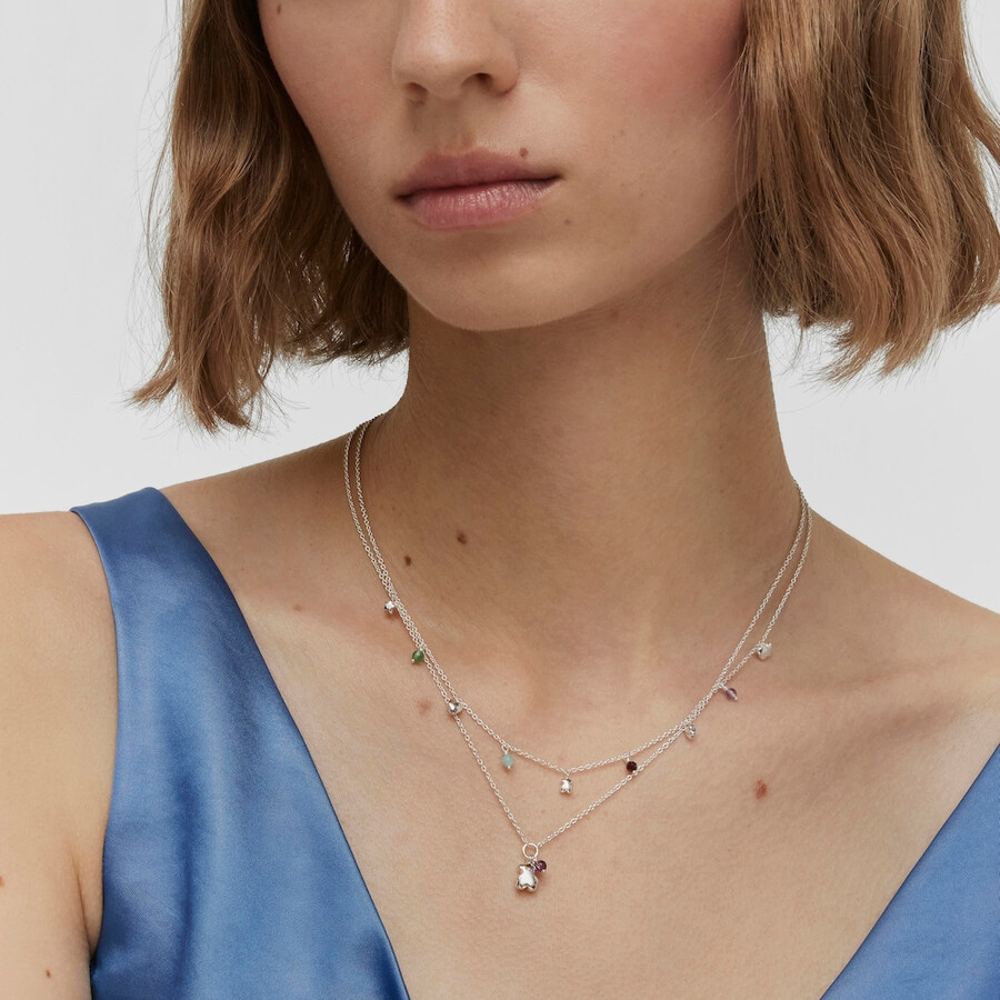 silberne halskette mit auffälligem motiv verziert mit edelsteinen und verzierungen