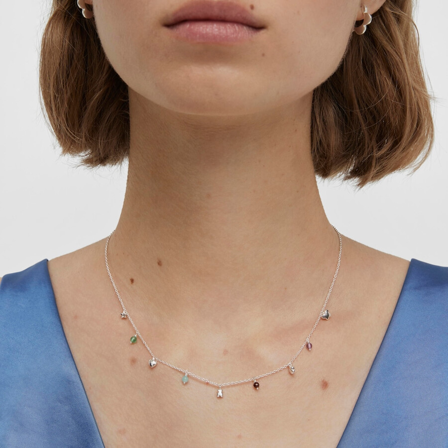 silberne halskette mit auffälligem motiv verziert mit edelsteinen und verzierungen