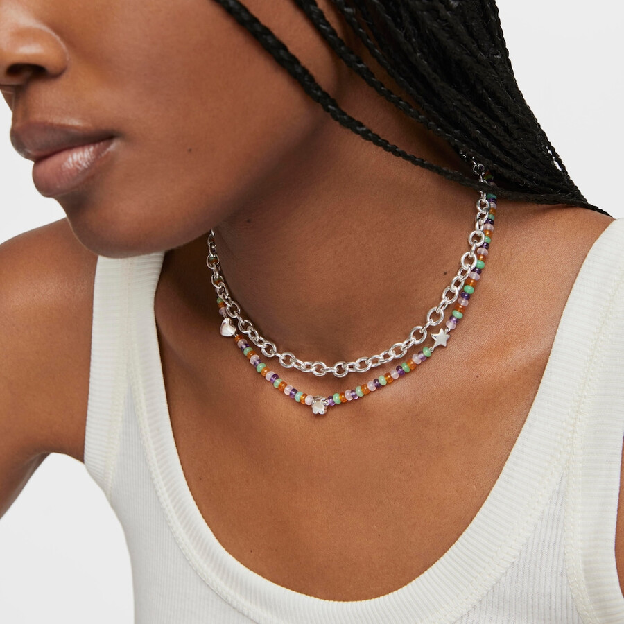 kurze edelsteinkette mit silbernen motiven auffälliges motiv