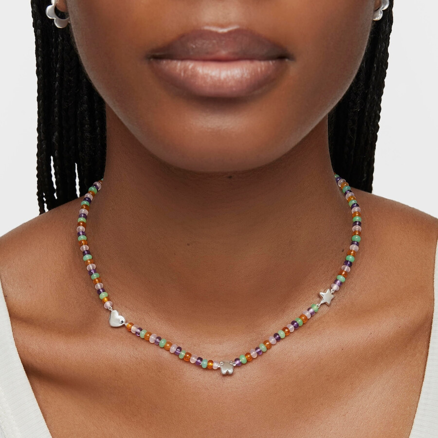 kurze edelsteinkette mit silbernen motiven auffälliges motiv