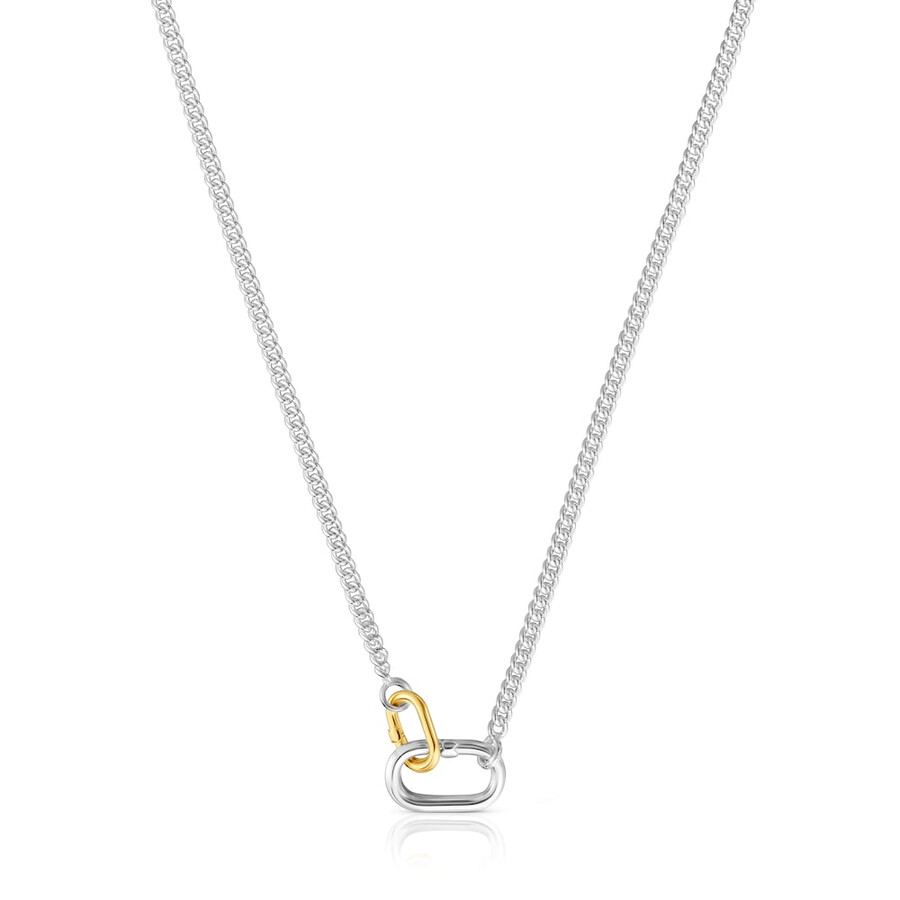kurze silberne halskette mit zweifarbigen ringen die ein ovales schmuckstück halten
