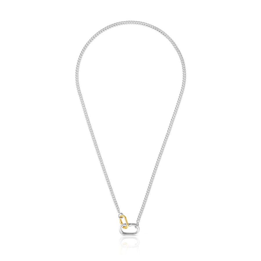 kurze silberne halskette mit zweifarbigen ringen die ein ovales schmuckstück halten