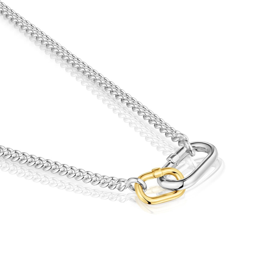 kurze silberne halskette mit zweifarbigen ringen die ein ovales schmuckstück halten