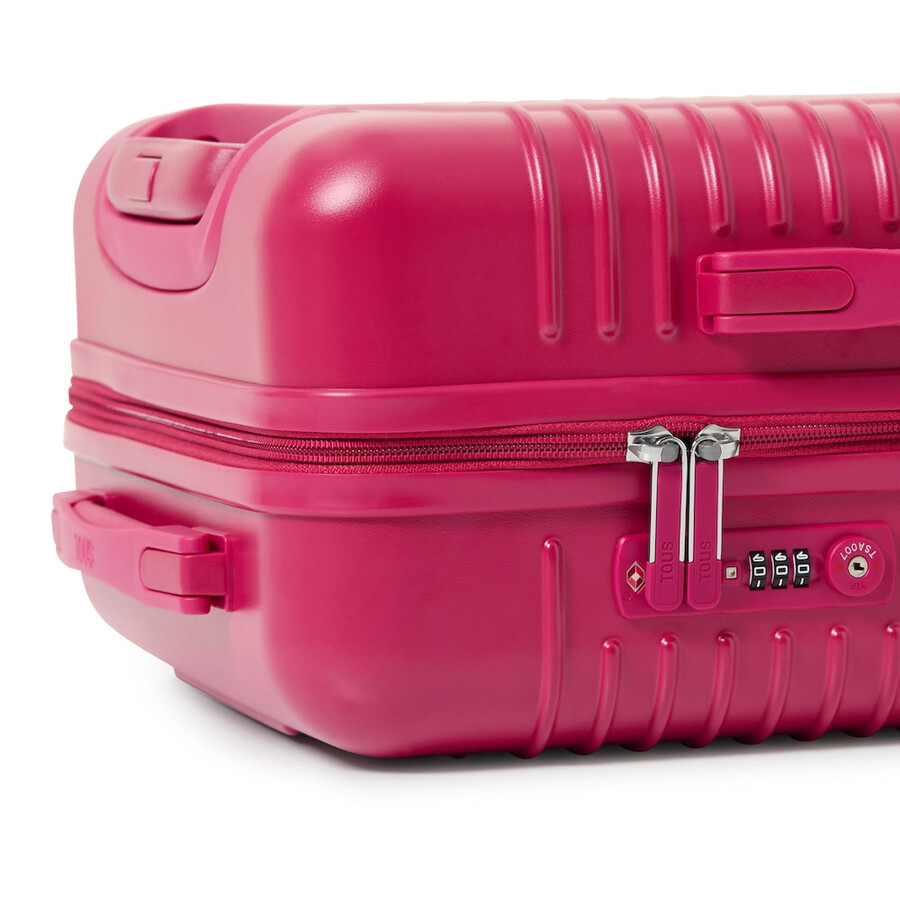 fuchsiafarbener koffer von tous travel