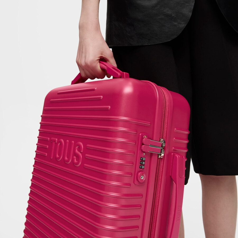 fuchsiafarbener koffer von tous travel