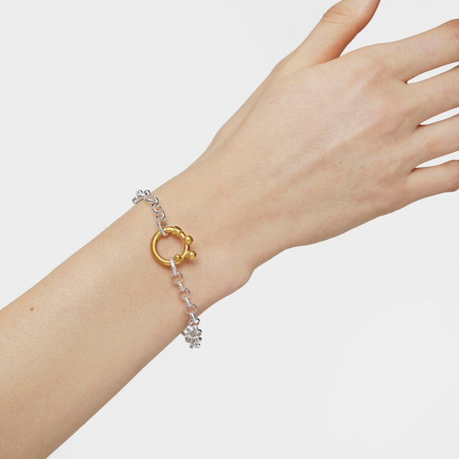 kleiner ring mit 18-karätiger vergoldung auf silber und details.
