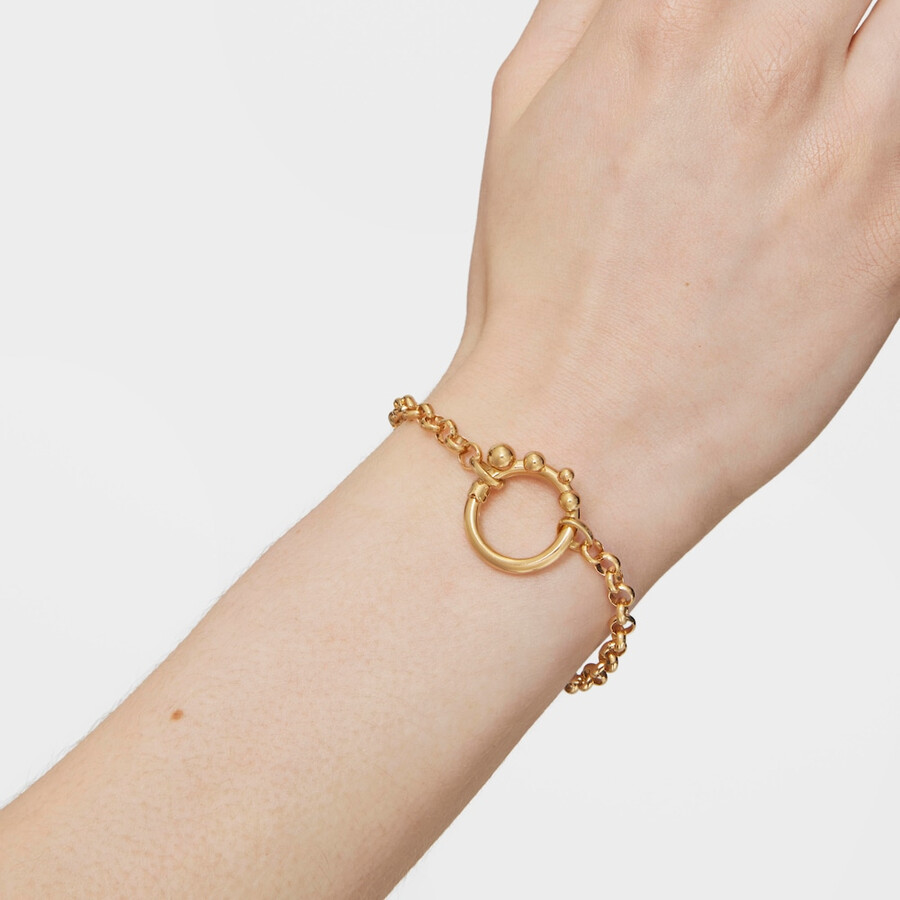 mittelgroßer ring mit 18-karätiger vergoldung auf silber und details.
