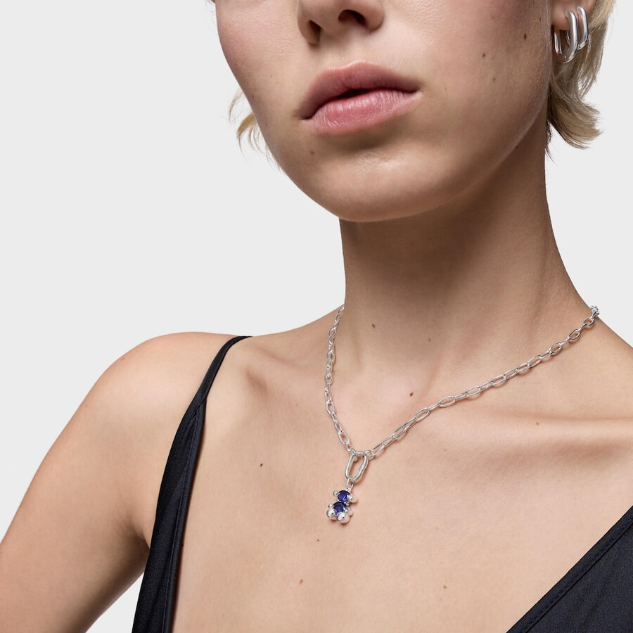 kleiner silberner anhänger mit bärenmotiv und im labor gezüchtetem blauen saphir farbe bär lgg