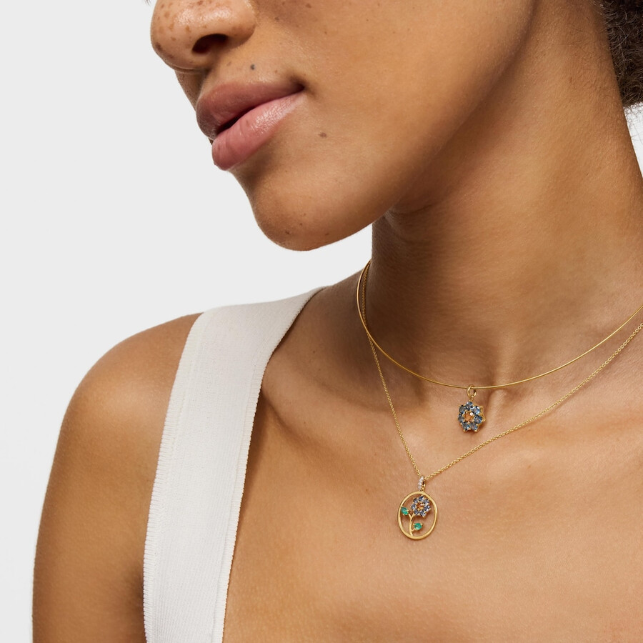 goldener medaillon-anhänger mit edelsteinen und diamanten daisy