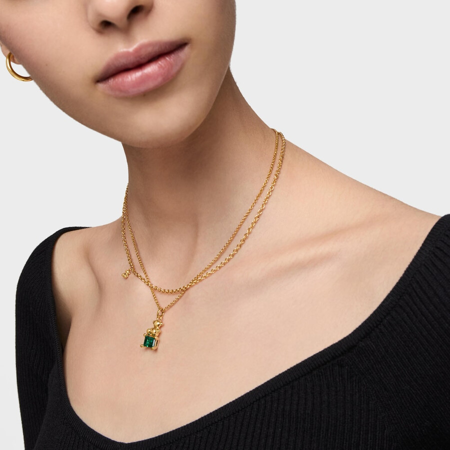 kleiner anhänger mit bärenmotiv aus 18-karätiger goldplattierung auf silber mit im labor gezüchtetem grünem smaragd bold bear lgg.