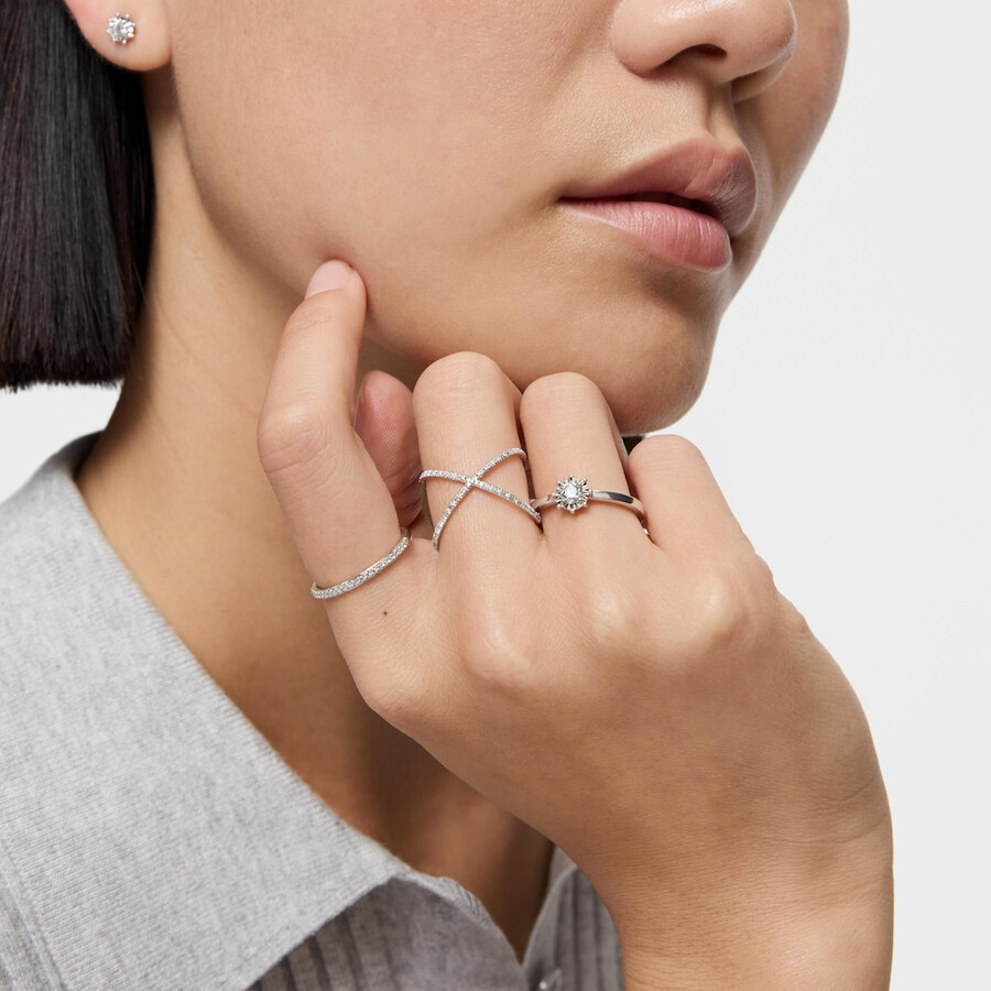 ring von tous les classiques aus weißgold mit kleiner diamantrosette 010 ct.
