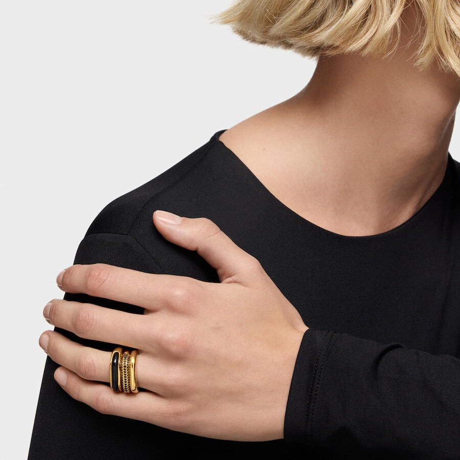 ring mit 18-karätiger vergoldung über silber und spinellen linie