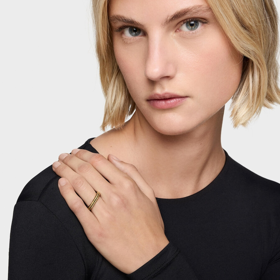 ring mit 18-karätiger vergoldung über silber und spinellen linie