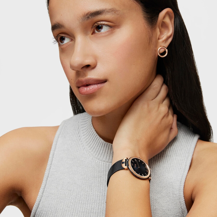 zweifarbige uhr aus roségoldenem und blauem stahlip-beschichtetem s-mesh