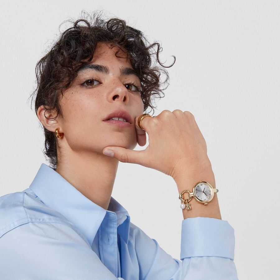 goldfarbene ip-stahl-armbanduhr mit anhängern und stahlarmband