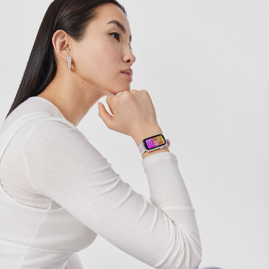 smartwatch mit nylonarmband und pinkfarbenem silikonarmband t-band