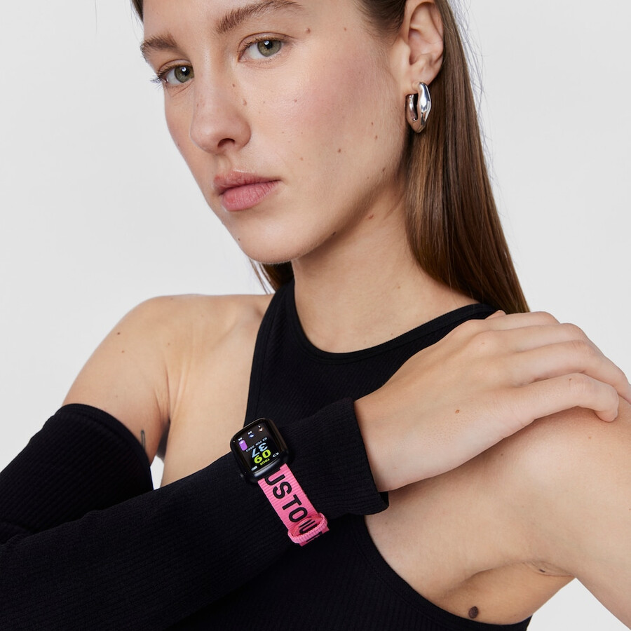 smartwatch mit nylonarmband und schwarzem silikonarmband t-band
