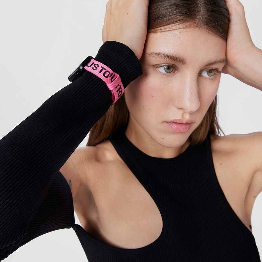 smartwatch mit nylonarmband und schwarzem silikonarmband t-band