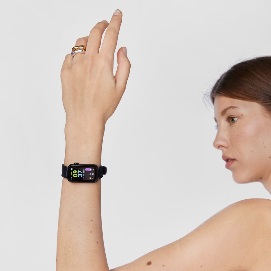smartwatch mit nylonarmband und schwarzem silikonarmband t-band