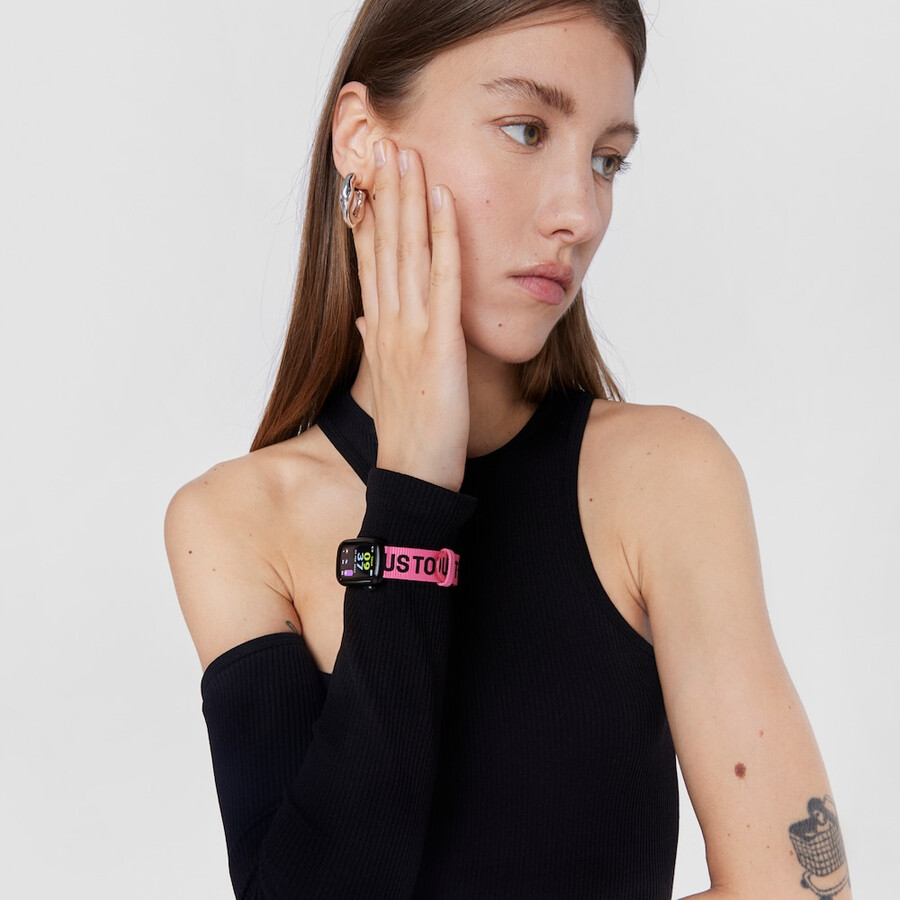 smartwatch mit nylonarmband und schwarzem silikonarmband t-band