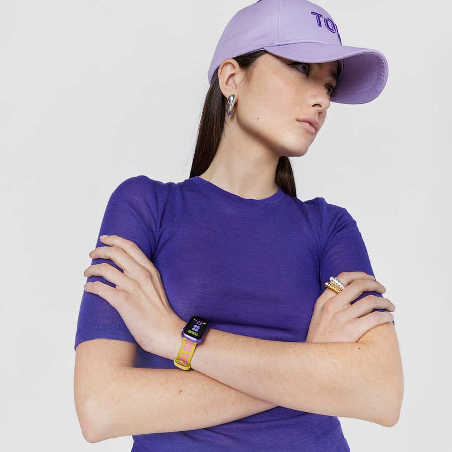 smartwatch mit nylonarmband und fuchsiafarbenem silikonarmband t-band