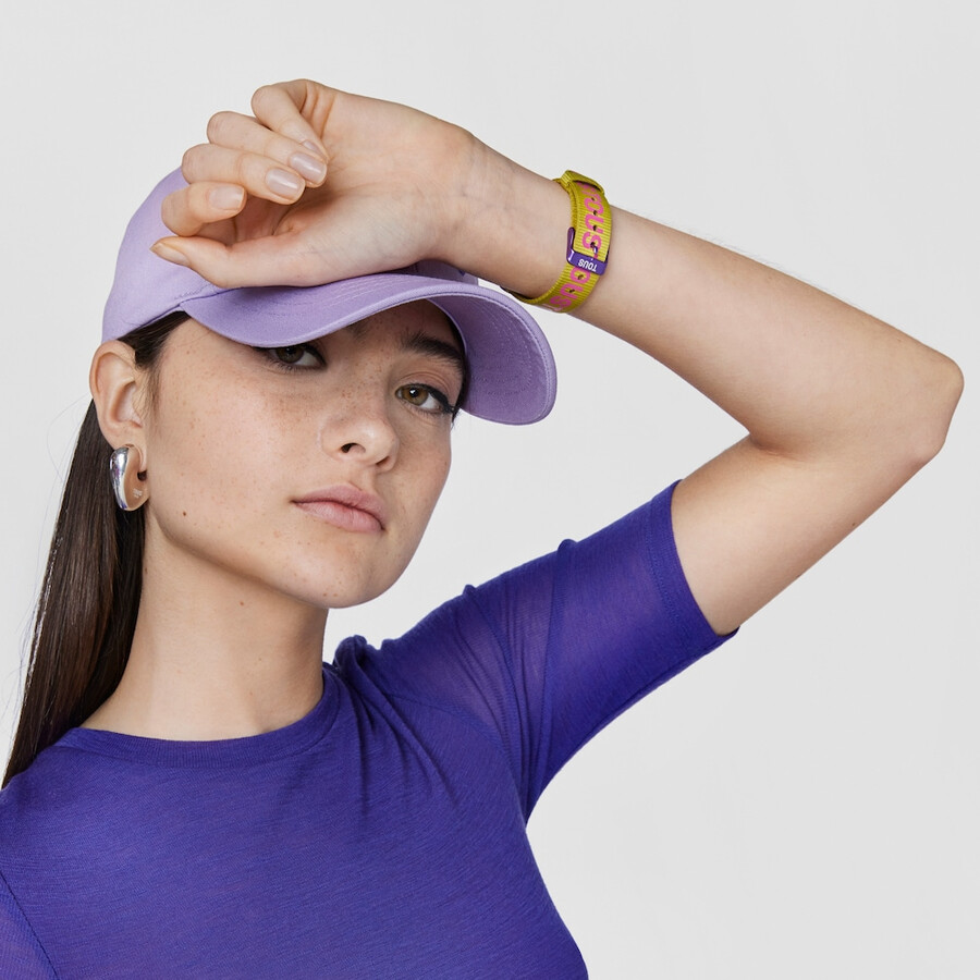 smartwatch mit nylonarmband und fuchsiafarbenem silikonarmband t-band
