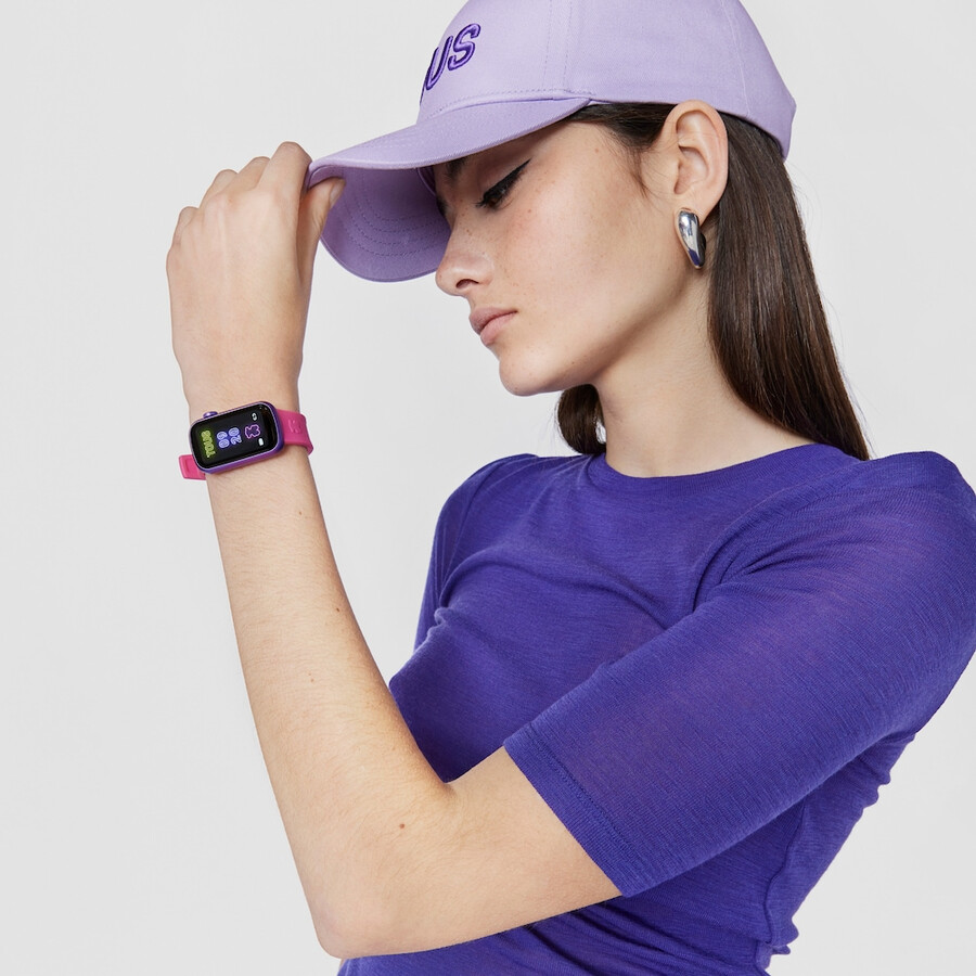 smartwatch mit nylonarmband und fuchsiafarbenem silikonarmband t-band