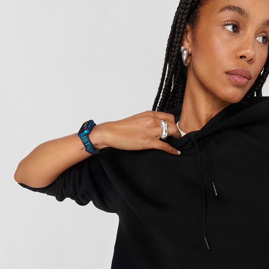 smartwatch mit nylonarmband und blauem silikonarmband t-band