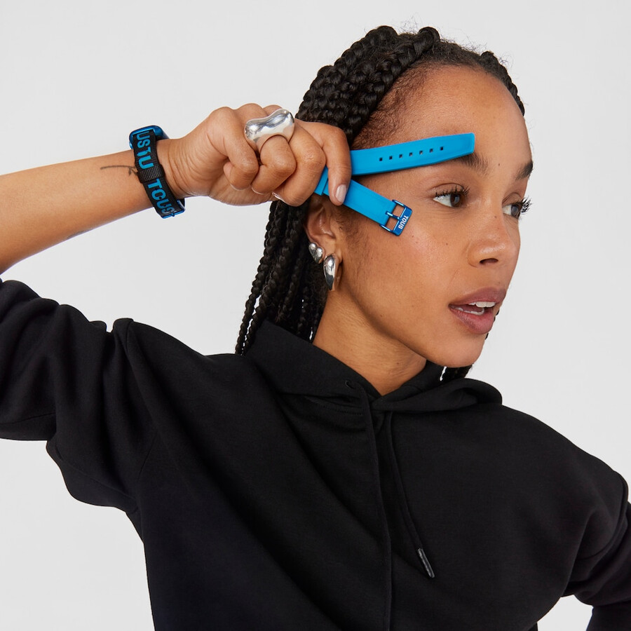 smartwatch mit nylonarmband und blauem silikonarmband t-band
