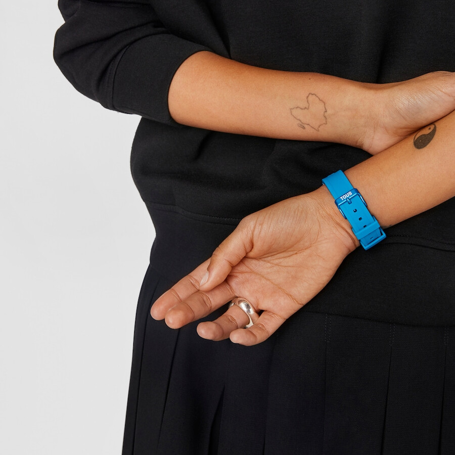 smartwatch mit nylonarmband und blauem silikonarmband t-band