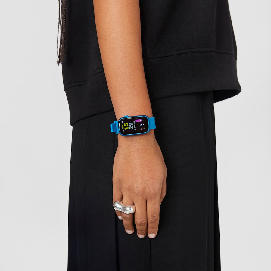 smartwatch mit nylonarmband und blauem silikonarmband t-band