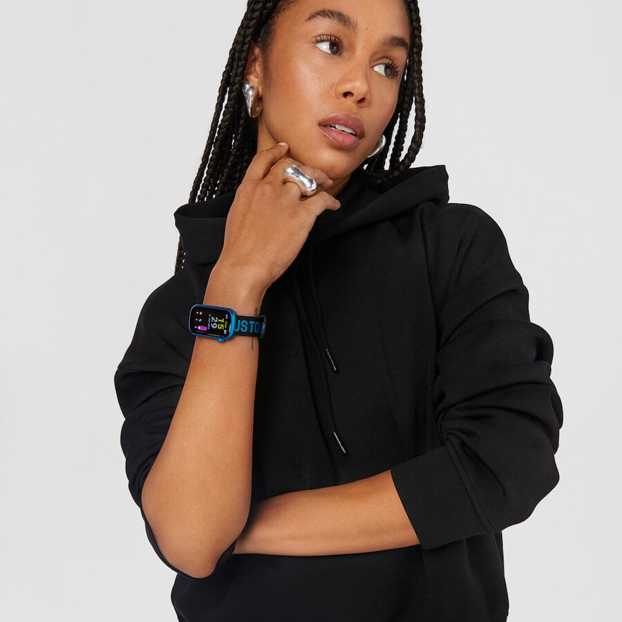 smartwatch mit nylonarmband und blauem silikonarmband t-band