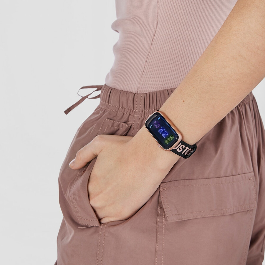 smartwatch mit nylonarmband und hellrosa silikonarmband t-band