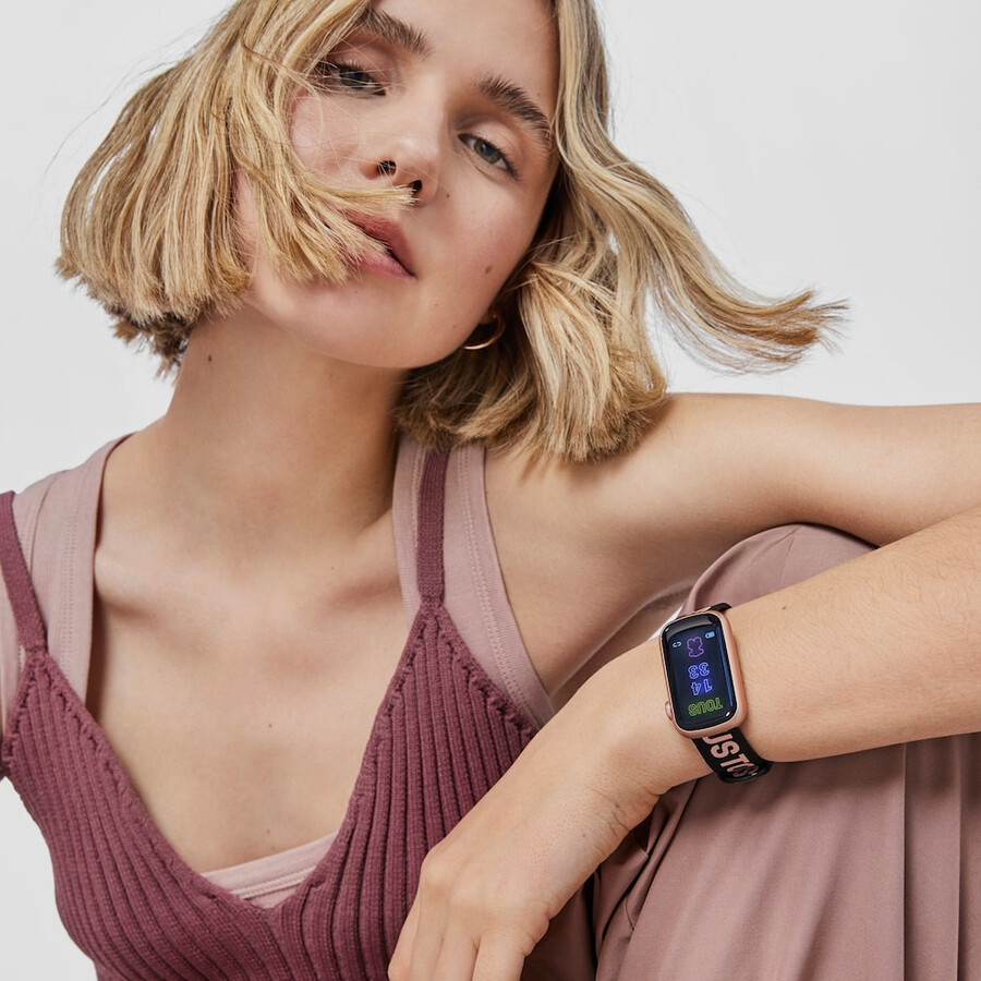 smartwatch mit nylonarmband und hellrosa silikonarmband t-band